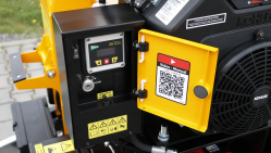 Buschholzhäcksler mit Benzinmotor auf gebremstem Fahrgestell montiert  LS 100/27 CB